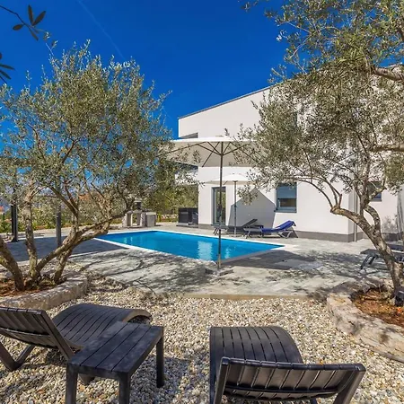 Lio With Private Pool Villa Linardići